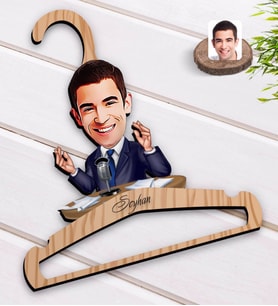 BK Gift Kişiye Özel Erkek Spiker Karikatürlü Standart Boy Ahşap Elbise Askısı-1