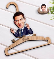BK Gift Kişiye Özel Erkek Spiker Karikatürlü Standart Boy Ahşap Elbise Askısı-1