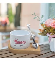 Kişiye Özel Anneler Günü Temalı Ahşap Altlıklı Seramik Fincan HK2636 (Beyaz)