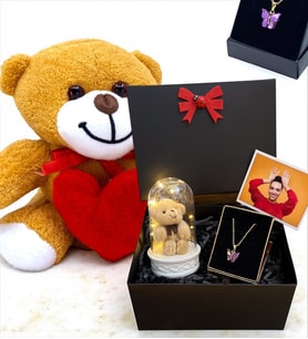 Kırmızı Kalpli Peluş Ayıcık ve Kelebek Kolyeli Fotoğraflı Hediye Kutusu - Premium Set (Model 1)