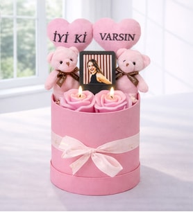 Kişiye Özel İyi ki Varsın Tasarımlı Fotoğraflı,Pembe Mum Ve Peluş Ayıcık Buketi