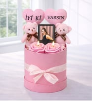 Kişiye Özel İyi ki Varsın Tasarımlı Fotoğraflı,Pembe Mum Ve Peluş Ayıcık Buketi