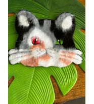 26X21 CM PELUŞ RENKLİ GÖZLÜ TÜĞLÜ KEDİ ARMA DİKİŞ GİYİM AKSESUARI