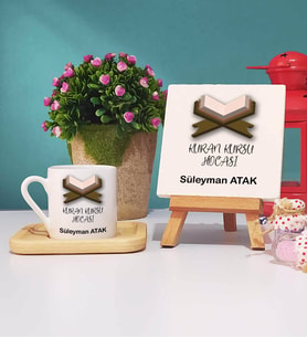 Kuran Kursu Hocası Ahşap Altlıklı Türk Kahvesi Fincanı ve Dekoratif Taş Baskı