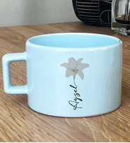 Kişiye Özel Lilyum ve İsim Yazılı Hediye Pastel Fincan Çiçek Desenli (Mavi)