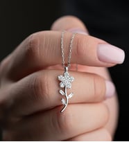 925 Ayar Gümüş Rodyum Kaplama Zirkon Taşlı Çiçek Motif Kolye