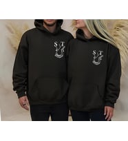 Kişiye Özel Baskılı El Ele Tutuşan Çift Tasarımlı Harf Tarih Detaylı Yıldönümü Tarihli 2'li Sweatshirt (Siyah)