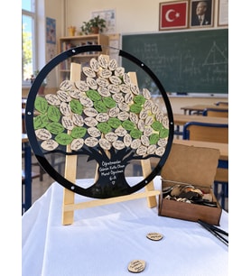 Öğretmenler Gününe Özel Siyah Hayat Ağacı Yuvarlak Hatıra Anı Kutusu (50 CM) Ahşap Kalem ve Şövale Hediyeli