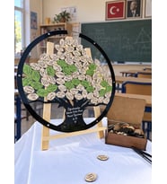 Öğretmenler Gününe Özel Siyah Hayat Ağacı Yuvarlak Hatıra Anı Kutusu (50 CM) Ahşap Kalem ve Şövale Hediyeli