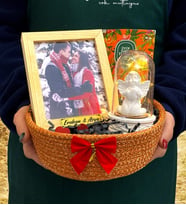 Kişiye Özel Hediye Sepeti  Ahşap Fotoğraf Çerçevesi, Işıklı Beyaz Melekli Fanus, Islak Mendil