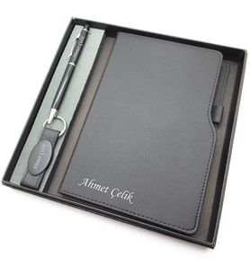 Signator® Codex  N172 Kişiye Özel Defterli Set - İsme Özel Siyah Kalem + İsme Özel Siyah Defter + İsme Özel Siyah Anahtarlık  İsme Özel Kutusunda Hediyelik Set (Karışık)