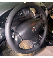 DİKİŞLİ DİREKSİYON KILIFI SİYAH DERİ NOKTALI DERİ SİYAH DİKİŞLİ PEUGEOT 206 İÇİN