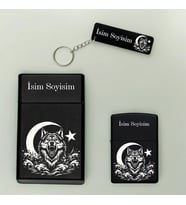 Kurt Ay Yıldız Desenli Kişiye Özel İsimli Metal Tabaka, Benzinli Çakmak Ve Pleksi Anahtarlık Seti (Siyah)
