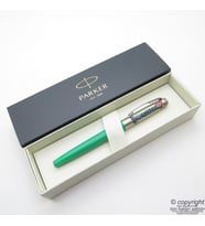 Parker Sanatsal Çizimli Yeşil Dolma Kalem  Benzersiz üründür. Yalnızca bir adet bulunmaktadır (Karışık)