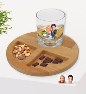 BK Gift Kişiye Özel Evleniyoruz Karikatürlü Viski Bardağı ve Doğal Masif Ahşap Yuvarlak Sunum Tabağı Çerezlik Hediye Seti-1