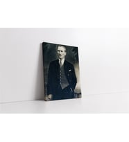 Takım Elbiseli Atatürk