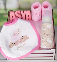 eJOYA Ahşap Sandıkta Kişiye Özel Önlük Biberon Taş İsimlik Ve Patik Bebek Hediye Seti 109527 (Mavi)