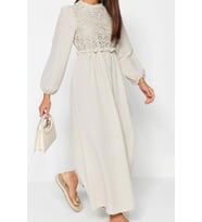 Moda Stil Regular Bisiklet Yaka Maxi Boy Tesettür Güpür Fisto Detaylı Dokuma Elbise (Ekru)