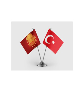 Osmanlı Imparatorluğu 57. Piyade Alayı Sancağı ve Türk Bayrağı İkili Saten Masa Bayrağı Takımı