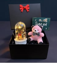 Siyah Hediye Kutusunda Pembe Peluş Ayıcık ve Led Işıklı Fanus Hediye Seti (Model 7)