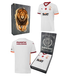 Galatasaray Orijinal 2024/25 5 Yıldızlı Beyaz Deplasman Taraftar Forma Aslan Baskılı Hediyelik Ahşap Kutu (Beyaz - Kırmızı)