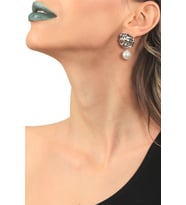 Kadın Gümüş Renk Lak Kaplama İnci Boncuklu Çivili Model Modern Küpe