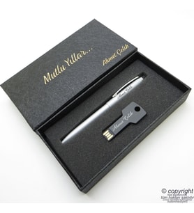 16GB. İsme Özel Mat Siyah Anahtar Usb Bellek + Scrikss İsme Özel Roller Kalem Seti Touch Silver