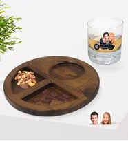 BK Gift Kişiye Özel Motorcu Sevgililer Karikatürlü Viski Bardağı ve Doğal Masif Ahşap Ceviz Yuvarlak Sunum Tabağı Çerezlik Hediye Seti-1