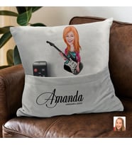 BK Gift Kişiye Özel Kadın Gitarist Karikatür Tasarımlı Organizer Kumanda ve Atıştırmalık Cepli Gri Kırlent Yastık-1 Arkadaşa Hediye, Cepli Yastık
