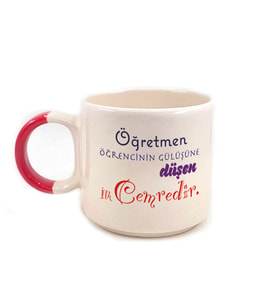 Kişiye Özel Öğretmen Öğrencinin Gülüşüne Düşen İlk Cemredir Baskılı Kırmızı Kulplu P Kupa (Beyaz)