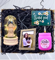 Kişiye Özel Fotoğraflı Hediye Seti & Işıklı Beyaz Melekli Fanus & Kokulu Pembe Mum