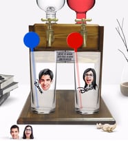 BK Gift Kişiye Özel Renkli Baskılı Erkek ve Kadın Yüz Karikatürlü İkili Vodka Bardağı ve Çift Musluklu Doğal Ahşap Vodka Standı-1 (Model 1)