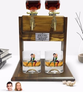 BK Gift Kişiye Özel Renkli Baskılı Sevgililer Karikatürlü İkili Viski Bardağı ve Çift Musluklu Doğal Ahşap Viski Standı-35 (Model 1)