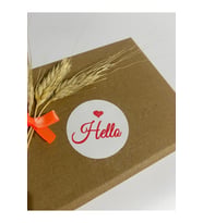 Hello Yazılı Kalpli Kırmızı Yazılı Yuvarlak Yapışkanlı Etiket 4x4 cm 120 adet