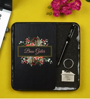Kişiye Özel Hediye Metal Kutu İçerisinde Siyah Defter Kalem ve Anahtarlık Hediye Seti