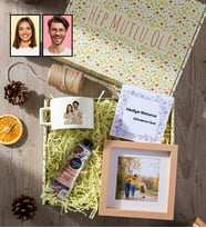 Kişiye Özel Karikatür Yemek Yapan Romantik Çift Hediye Kutusu - Kişiye Özel Lüks Pastel Fincan, El Kremi, Ahşap Fotoğraf Çerçevesi Sevgililer Günü Hediyesi