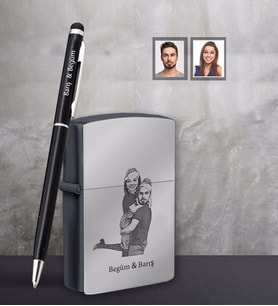 Kişiye Özel Yılbaşı Sevgili Karikatürlü Siyah Çakmak Kalem Hediye Seti Model-6 (Model 1)