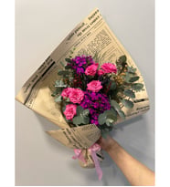 Gazete Bukette Pembe Çardak Güller