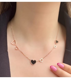 Kalpli rose kolye siyah detaylı çelik kolyedir