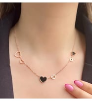 Kalpli rose kolye siyah detaylı çelik kolyedir