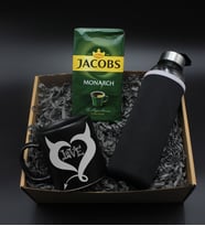 Sevgililer Gününe Özel H2O Kılıflı Cam Suluk& Love Baskılı Siyah Kupa & Jacobs Filtre Kahve Hediye Seti (Model 1)