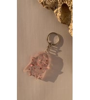 Şeffaf Pembe Glitterli Gold Aksesuarlı Hayalet Şekil Anahtarlık El Yapımı Epoksi Hediyelik (Pudra Pembe)