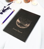 Kişiye Özel Anne Bebek Temalı Siyah Kraft Kapaklı Defter - 45 Yaprak A5 (90 SAYFA) 15x21 Cm