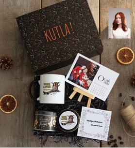 Kişiye Özel Karikatürlü Book Lover Hediye Kutusu - Kişiye Özel Kupa Standart, Çay, Takvim, Mum Doğum Günü Hediyesi