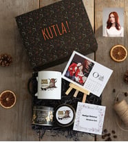 Kişiye Özel Karikatürlü Book Lover Hediye Kutusu - Kişiye Özel Kupa Standart, Çay, Takvim, Mum Doğum Günü Hediyesi