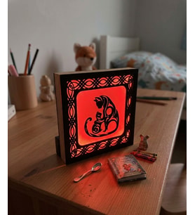 Dekoratif Kedi Temalı Ahşap Gece Lambası – LED Aydınlatmalı