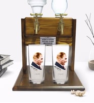BK Gift Kişiye Özel Renkli Baskılı Atatürk Tasarımlı İkili Rakı Bardağı ve Çift Musluklu Doğal Ahşap Rakı Standı-11 (Model 1)