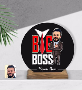 BK Gift Kişiye Özel Erkek Big Boss Karikatürlü Yuvarlak Ahşap Biblo-4
