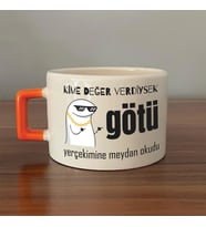 Kime Değer Verdiysek Götü Yerçekimine Meydan Okudu Baskılı Turuncu Kulplu C Fincan