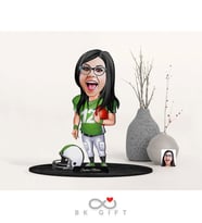 BK Gift Kişiye Özel Kadın Amerikan Futbolcu Karikatürlü Ahşap Biblo-1